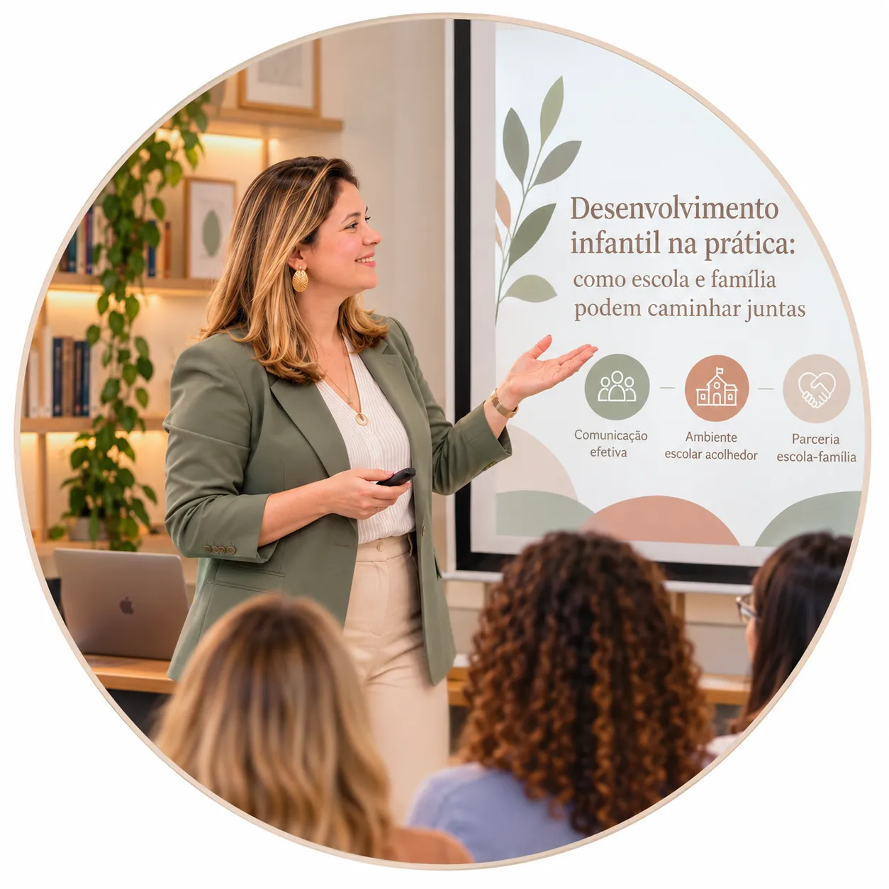 Priscila Porto apresentando a palestra “Desenvolvimento infantil na prática: como escola e família podem caminhar juntas”